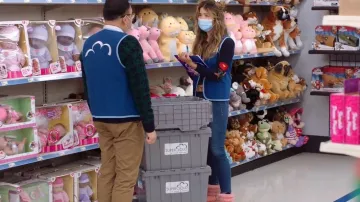 Suéter bordado Aqua usado por Cheyenne (Nichole Bloom) como se ve en Superstore (S06E09)