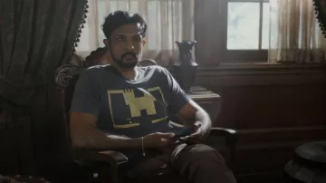 Trevco Atari Adventure Screen Camiseta usada por Jay (Utkarsh Ambudkar) como se ve en Ghosts (S02E06)
