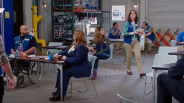 Alice + Olivia Rhodes Pull porté par Cheyenne (Nichole Bloom) vu dans Superstore (S06E10)
