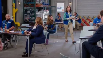 Bottes Ugg Bailey Bow II portées par Cheyenne (Nichole Bloom) vues dans Superstore (S06E10)