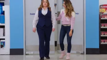 Botte Ugg Bailey Sweat portée par Cheyenne (Nichole Bloom) vue dans Superstore (S06E11)