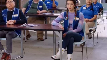 Ugg Classic Short II Quilted porté par Cheyenne (Nichole Bloom) vu dans Superstore (S06E12)