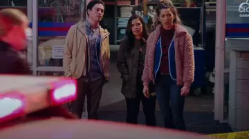 BB Dakota Teddy or Not Coat usado por Cheyenne (Nichole Bloom) como se ve en Superstore (S06E14)