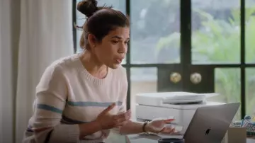 Rails Perci Multi-stripe Sweater usado por Amy (America Ferrera) como se ve en Superstore (S06E14)