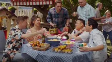 Para Love & Lemons Peony Cropped Blusa usada por Cheyenne (Nichole Bloom) como se ve en Superstore (S06E15)