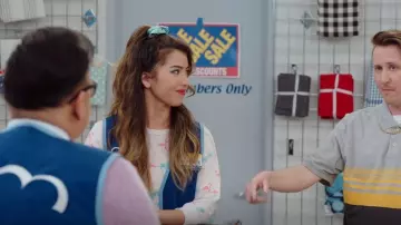 Sudadera Wildfox Flamingo usada por Cheyenne (Nichole Bloom) vista en Superstore (S06E15)