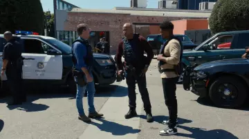 Zapatillas Nike Jordan 1 en blanco y negro usadas por Devin Roundtree (Caleb Castille) como se ve en NCIS: Los Ángeles (S14E05)