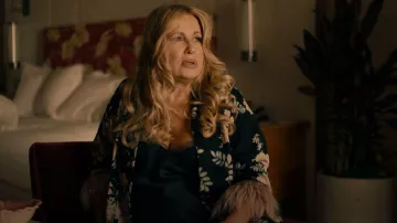 Jennafer Grace Mon­roe Faux Fur Koi Ki­mono worn by Tanya McQuoid (Jennifer Coolidge) as seen in The White Lotus (S01E05)