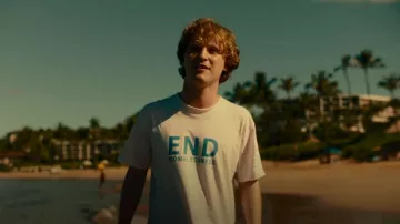 Brooklyn Projects End Homelessness T Shirt porté par Quinn Mossbacher (Fred Hechinger) comme on le voit dans The White Lotus (S01E05)