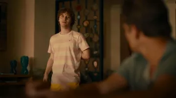 Hollister doit avoir un T-shirt rayé porté par Quinn Mossbacher (Fred Hechinger) comme on le voit dans Le Lotus blanc (S01E06)