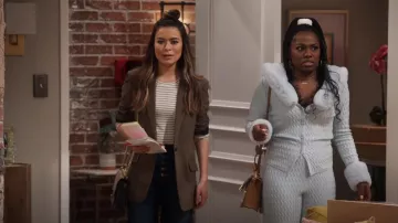 Vince Variegated Rib Stripe Print Top usado por Carly Shay (Miranda Cosgrove) como se ve en iCarly (S01E07)