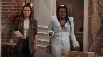 Maison du Pacifique ensoleillé Peggy Cardi portée par Harper (Laci Mosley) vue dans iCarly (S01E07)