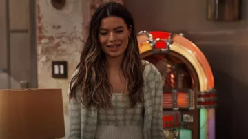 Lucy Paris Gingham Cardigan recortado usado por Carly Shay (Miranda Cosgrove) como se ve en iCarly (S01E08)