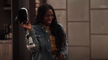 Chaqueta vaquera embellecida Sunset & Spring usada por Harper (Laci Mosley) como se ve en iCarly (S01E08)