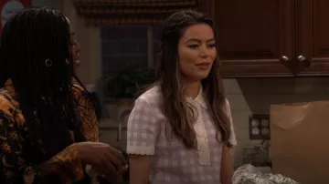 Maje Micro Knit Polo Top usado por Carly Shay (Miranda Cosgrove) como se ve en iCarly (S01E08)