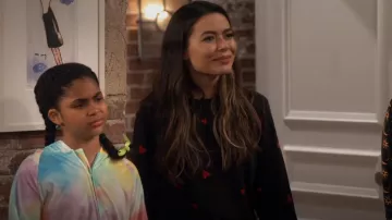 Monrow Bordado Hearts Sudadera usada por Carly Shay (Miranda Cosgrove) como se ve en iCarly (S01E08)