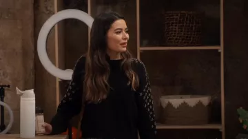 El suéter de lana-cachemira Kooples Star Print usado por Carly Shay (Miranda Cosgrove) como se ve en iCarly (S01E09)