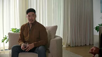 Ralph Lauren Suede Bomber Jacket porté par Randall Park n Young Rock Garde-robe de la série télévisée Young Rock (saison 3 épisode 1)