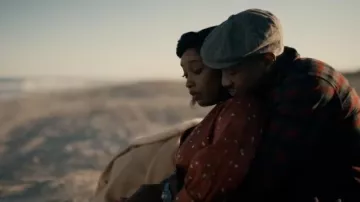 Casquette de chapeau en tweed portée par Jesse Brown (Jonathan Majors) comme on le voit dans le film Devotion