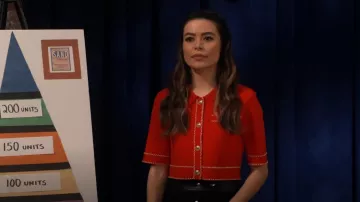 Maje Moss Cardigan de manga corta recortado usado por Carly Shay (Miranda Cosgrove) como se ve en iCarly (S01E09)