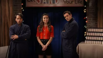 La falda corta con cinturón Kooples usada por Carly Shay (Miranda Cosgrove) como se ve en iCarly (S01E09)