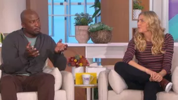 Veronica Beard Britney Rib Puff Sleeve Top usado por Amanda Kloots como se ve en The Talk el 3 de noviembre de 2022