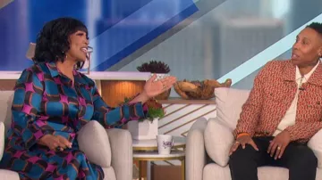 Robe enveloppante imprimée Zara portée par Kym Whitley comme vu dans The Talk le 7 novembre 2022