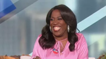 Ramy Brook Maty Blouse à manches franges portée par Sheryl Underwood comme vu dans The Talk le 8 novembre 2022