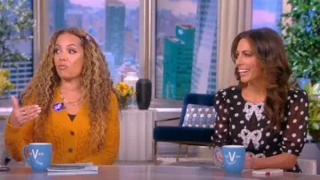 Vestido corto de lazo de seda de lunares de lunares Saloni Jamie usado por Alyssa Farah como se ve en The View el 8 de noviembre de 2022