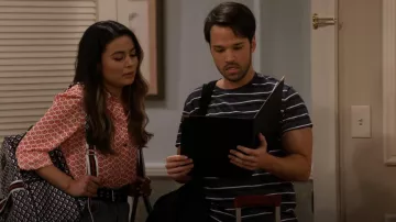 Reiss Chesham Tee usada por Freddie Benson (Nathan Kress) como se ve en iCarly (S01E10)