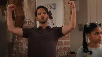 Polo Rag & Bone Principle usado por Freddie Benson (Nathan Kress) como se ve en iCarly (S01E10)
