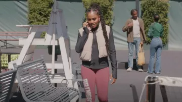 Chaleco recortado de H&M usado por Simone Hicks (Geffri Maya Hightower) como se ve en All American: Homecoming (S02E04)