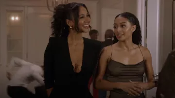 Robe en satin évasée à joint torique Versace portée par Layla Keating (Greta Onieogou) vue dans All American (S05E04)