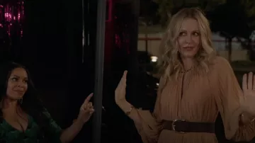 Ceinture à boucle en daim Etro portée par Laura Fine-Baker (Monet Mazur) vue dans All American (S05E04)