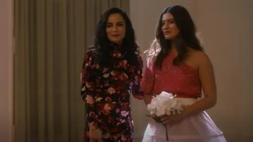 A.L.C. Marcel Robe portée par Catt Phoenix (Martha Higareda) vue dans Monarch (S01E08)