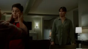 Rails Ellis Organic Button Up usado por Chloe Cruz (Kristen Gutoskie) como se ve en Chicago Fire (S11E06)