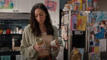 UO Yogi Fleece Cropped Hoodie Jacket usada por Astrid (Meaghan Rath) como se ve en Children Ruin Everything (S02E07)