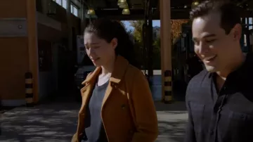J.Crew Boiled Wool Peacoat usado por Violet Mikami (Hanako Greensmith) como se ve en Chicago Fire (S11E07)