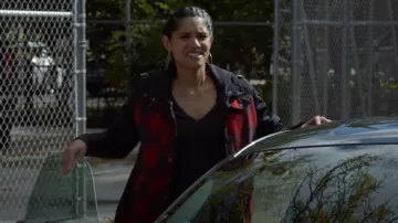 Pendleton Hayden Veste en flanelle à capuche hydrofuge portée par Stella Kidd (Miranda Rae Mayo) vue dans Chicago Fire (S11E07)