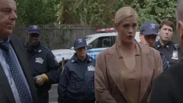 Paige Londyn Plaid Blazer usado por Abigail Baker (Abigail Hawk) como se ve en Blue Bloods (S13E05)