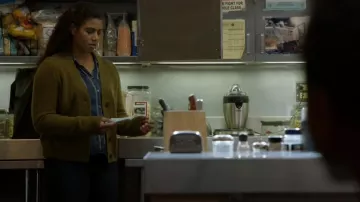 Vince Shrunken Button Cashmere Cardigan usado por Kylie Estevez (Katelynn Shennett) como se ve en Chicago Fire (S11E07)