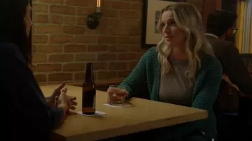 Vince Short Marled Knit Cotton Cardigan usado por Sylvie Brett (Kara Killmer) como se ve en Chicago Fire (S11E07)
