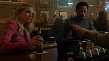 Suéter acanalado a rayas escocesas y de soda usado por Sylvie Brett (Kara Killmer) como se ve en Chicago Fire (S11E07)