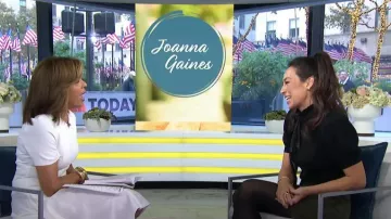 Sezane Peter Falda en caqui moteado usada por Joanna Gaines como se ve en Today el 8 de noviembre de 2022