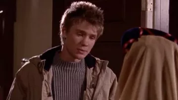 Suéter gris acanalado de cuello alto usado por Tristin Dugray (Chad Michael Murray) en la serie de televisión Gilmore Girls Wardrobe (Temporada 2 Episodio 9)