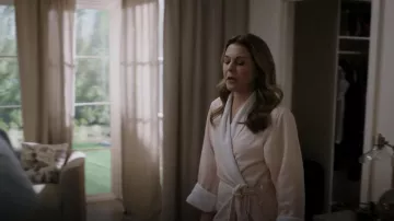Kassatex Spa Luxury Robe usada por Kit Voss (Jane Leeves) como se ve en The Resident (S06E07)