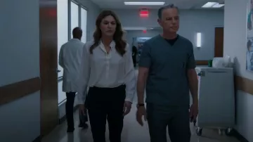 Blusa Hobbs London Safi usada por Kit Voss (Jane Leeves) como se ve en The Resident (S06E07)