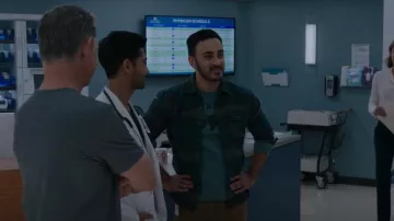 Chemise thermique en tricot de gaufre ancienne pour hommes portés par Mario Davila dans The Resident (S06E07)