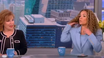 Sergio Hudson Blazer de un solo botón usado por Sunny Hostin como se ve en The View el 9 de noviembre de 2022