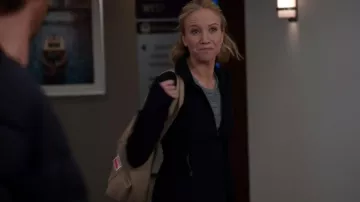 Lululemon Define Jacket Luon usada por la Dra. Hannah Asher (Jessy Schram) como se ve en Chicago Med (S08E07)